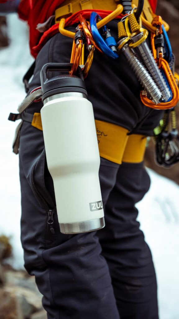 ¿Cuánto tiempo mantiene el frío una botella térmica? 3 ¿Cuánto tiempo mantiene el frío una botella térmica? Una botella térmica puede mantener una bebida fría durante horas, pero decir simplemente “mantiene el frío durante X horas” no cuenta toda la historia.