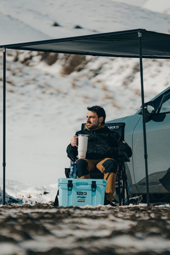 Cómo limpiar una botella térmica y evitar olores o gusto metálico Una botella térmica puede acompañarte durante años. Pero hay algo que suele pasar cuando la usamos todos los días: queda un poco de agua, después café, después una bebida saborizada… y con el tiempo aparecen olores o sabores que antes no estaban.